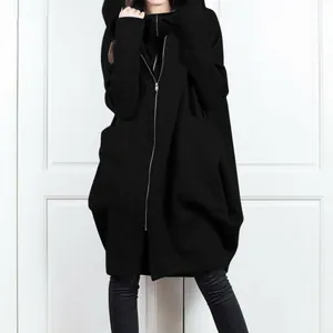 Vista detallada de una sudadera con capucha negra oversize con cremallera y bolsillos.