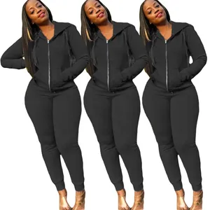 Vue détaillée montrant un ensemble de jogging et sweat à capuche noir pour femme