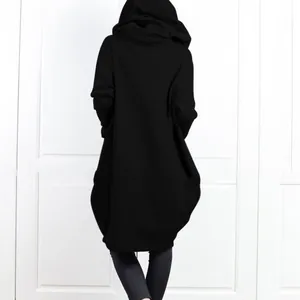 Vista trasera de sudadera negra con capucha para mujer, diseño oversize de largo medio.