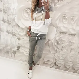 Vista dettagliata del set felpa con cappuccio e pantaloni sportivi da donna.