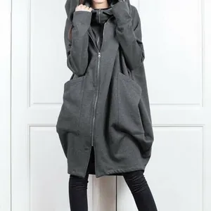 Vista detallada de la sudadera oversize con capucha y cremallera con bolsillos grandes