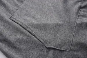 Detailansicht der robusten Tasche an diesem grauen Kapuzenpullover.