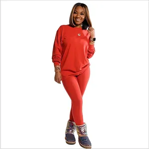 Gemütliches zweiteiliges rotes Loungewear-Set mit Langarm-Sweatshirt und passenden Leggings