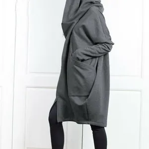 Vista lateral detallada de una sudadera con capucha larga gris oscuro con bolsillo grande