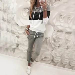 Set casual da donna con felpa con cappuccio color-block e pantaloni sportivi grigi