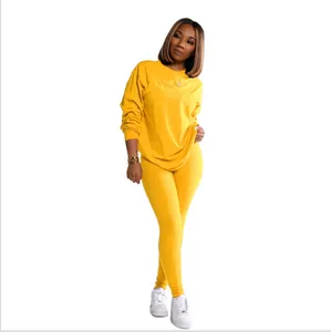 Bequemes gelbes zweiteiliges Sportset mit einem Langarmshirt und passenden Leggings