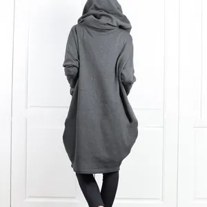 Vista trasera de una sudadera con capucha gris oversize con un corte largo y holgado