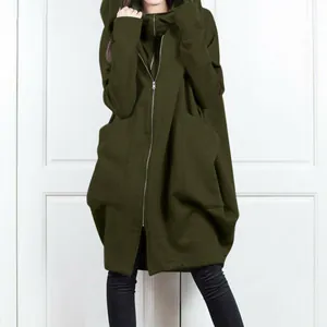 Vista detallada de la chaqueta con capucha oversize verde militar para mujer con cremallera