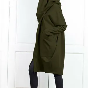 Vista lateral de la cómoda sudadera con capucha extragrande verde oliva para mujer