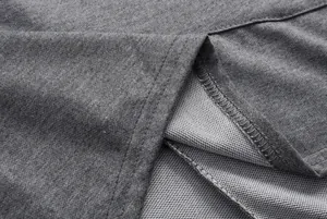 Makroansicht der detaillierten Nähte und Stoffstruktur eines grauen langen Hoodies