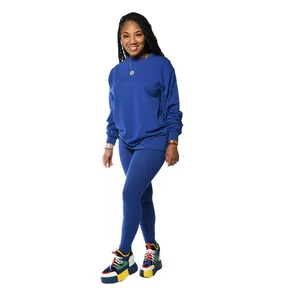 Ganzkörperansicht eines blauen zweiteiligen Damen-Sportsets mit Sweatshirt und Leggings