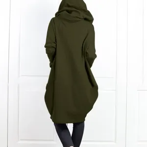 Vista trasera detallada de una sudadera larga con capucha oversize verde militar mujer