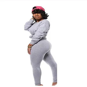 Zweiteiliges graues Sportset für Damen mit langärmeligem Oberteil und passender Leggings