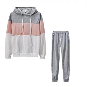 Vista dettagliata della felpa casual color-block patchwork e dei pantaloni sportivi grigi.