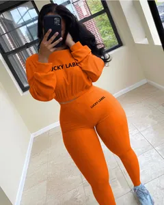 Detailansicht eines orangefarbenen gerippten Damen-Sportsets mit Lucky Label-Aufdruck