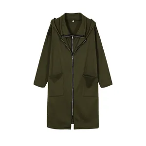Vista frontal de una chaqueta con capucha de longitud media para mujer en verde olivo