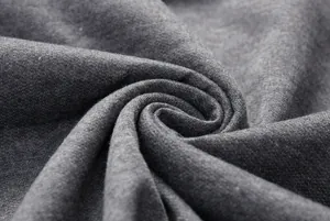 Makroansicht der hochwertigen grauen Strickstoffstruktur für einen einfarbigen Kapuzenpullover