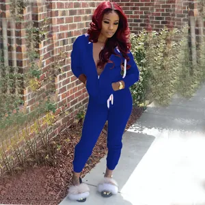 Femme portant un ensemble de survêtement bleu roi deux pièces avec sweat à capuche