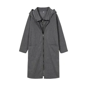 Vista detallada de la doble cremallera y la capucha en esta chaqueta gris de mujer
