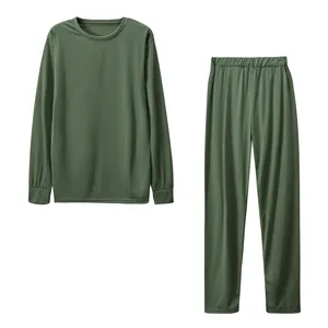 Detailansicht des einfarbigen olivgrünen Sets mit Langarmshirt und passender langer Hose.