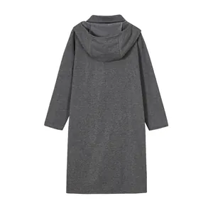 Vista trasera de un vestido sudadera gris de manga larga con capucha y corte holgado