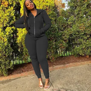 Femme portant un ensemble de survêtement à capuche noir de couleur unie à l'extérieur