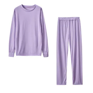 Detailansicht des lila Langarm-Oberteils und der passenden Hose im Zweiteiler-Set.