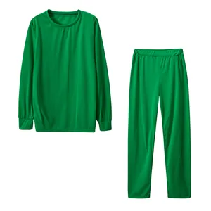 Detaillierte Ansicht des grünen Damen-Sets mit Langarm-Top und langer Sporthose