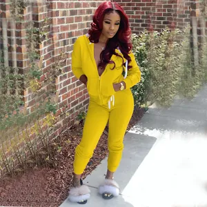 Ensemble deux pièces jaune vif pour femme avec sweat à capuche et pantalon de sport en extérieur