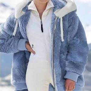 Primer plano de chaqueta de felpa azul con capucha, cremallera y forro interior blanco