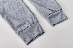 Primo piano dei polsini a coste del set felpa grigio che mostra la trama in maglia