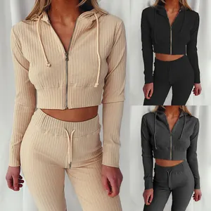 Vista dettagliata del set relax a coste 2 pezzi da donna nei colori beige, nero e grigio
