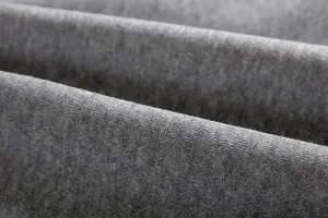 Primer plano macro de la textura de punto gris suave para chaqueta con capucha de mujer