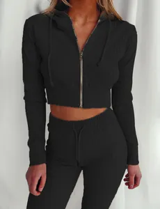 Dettaglio del set sportivo a coste nero da donna con felpa con cappuccio e zip