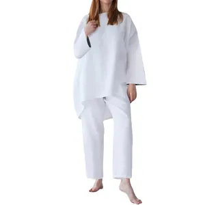 Vista completa del set da casa bianco a due pezzi da donna con vestibilità ampia