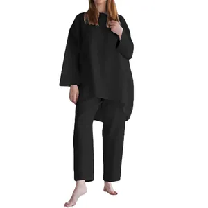Elegante set due pezzi nero con maglia a maniche lunghe ampia e pantaloni coordinati