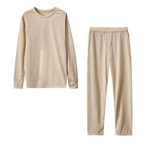 Detailansicht des weichen beigen Langarm-Loungewear-Sets mit passender Hose