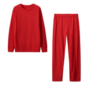 Flachliegendes Set aus rotem Langarmshirt und passender Hose mit elastischem Bund.