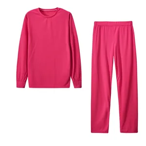 Flachbildansicht eines einfarbigen magentafarbenen Sportsets für Damen mit Hose