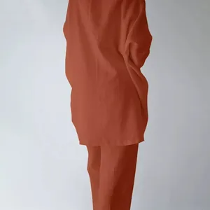 Vista posteriore di un set casual da due pezzi arancione bruciato a maniche lunghe da donna.