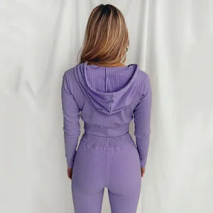 Vista posteriore di un set sportivo da donna con top con cappuccio a coste viola e leggings