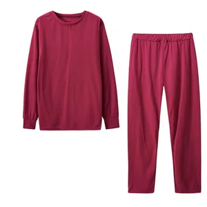 Detailansicht eines weinroten langärmeligen Lounge-Sets mit passender elastischer Hose
