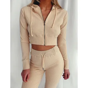 Vista dettagliata del set felpa con cappuccio corta e joggers a coste beige da donna