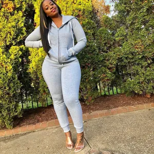 Vue complète d'un ensemble de jogging gris uni confortable pour femme avec capuche