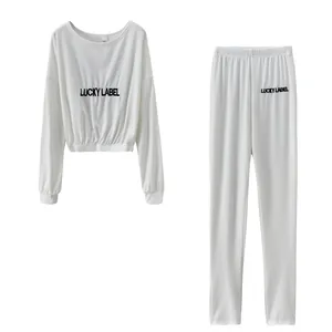 Zweiteiliges weißes geripptes Loungewear-Set für Damen mit Lucky Label-Stickerei