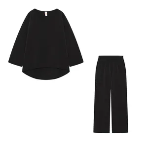 Completo lounge nero in due pezzi con maglia a maniche lunghe e pantaloni larghi