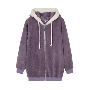 Sudadera cálida de felpa morada con capucha y forro blanco suave de piel sintética