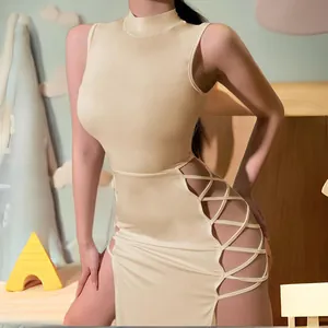 Detail van een beige mouwloze bodycon jurk met sexy vetersluiting aan de zijkanten