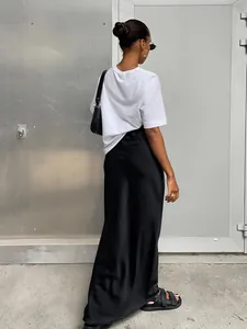 Jupe midi élégante en satin noir avec finition effet soie pour un look d'été décontracté
