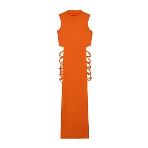 Detailweergave van een oranje mouwloze bodycon maxi-jurk met vetersluiting aan de zijkant.